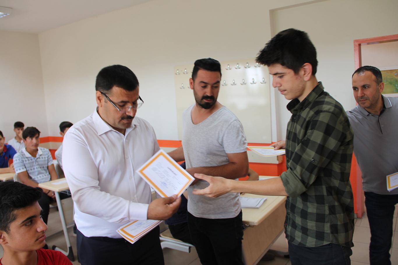 Mardin'de 250 bin öğrenci karne heyecanı yaşadı